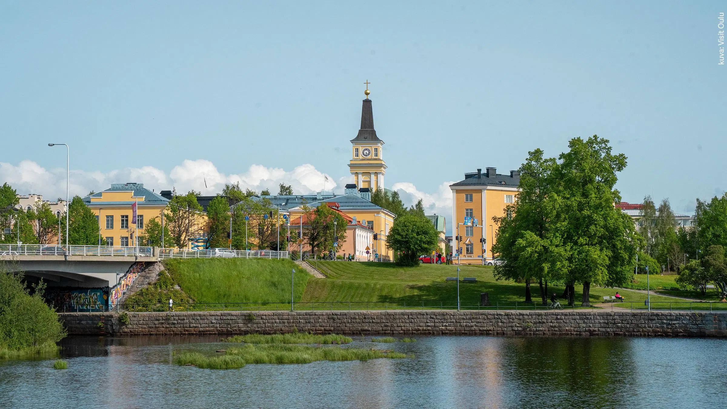 Kuva kesäisestä Oulun kaupunkimaisemasta.