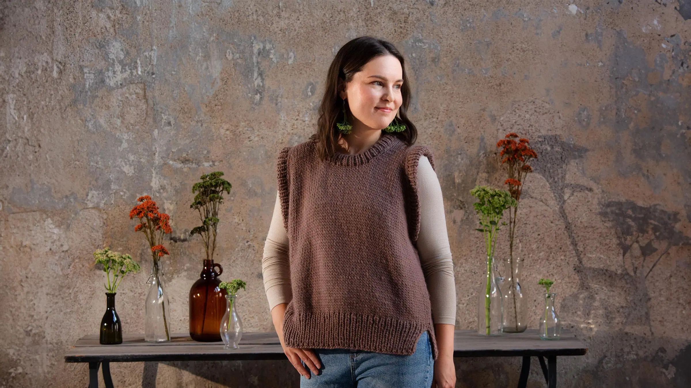 Ruskea neuleliivi naisen päälle puettuna.