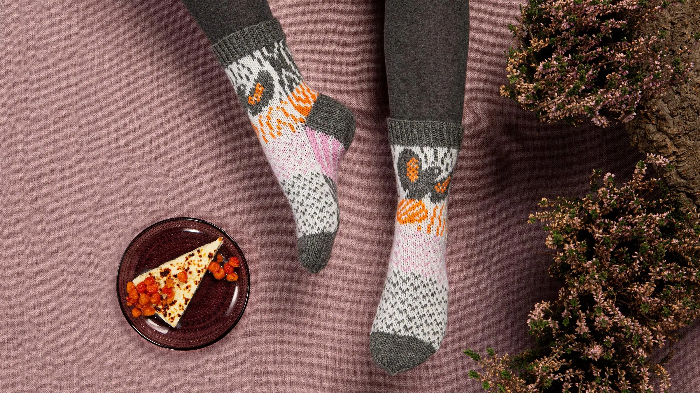 Kainuun maakuntasukat jalkoihin puettuna.