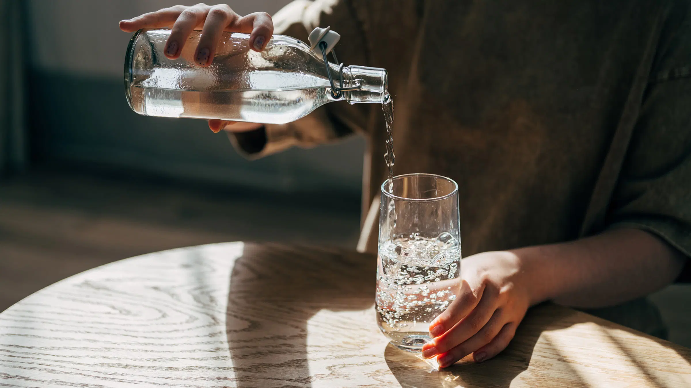 Vesilasiin kaadetaan vettä