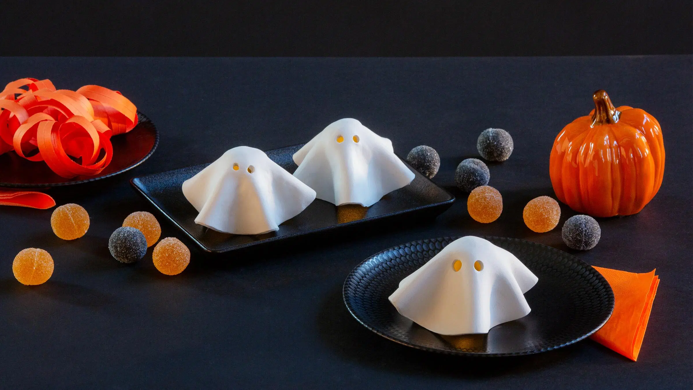 Kolme askartelusavesta tehtyä haamua.