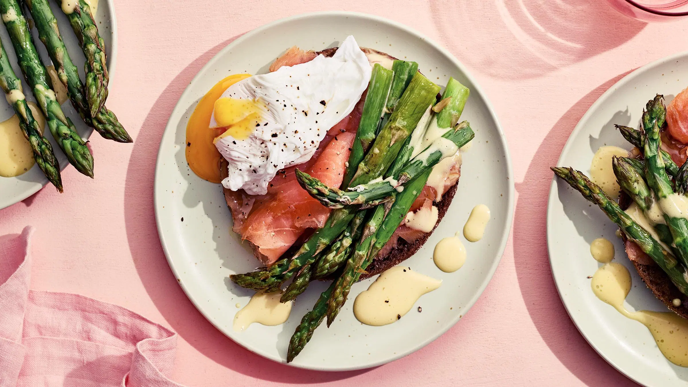 Eggs Benedict kylmäsavulohella