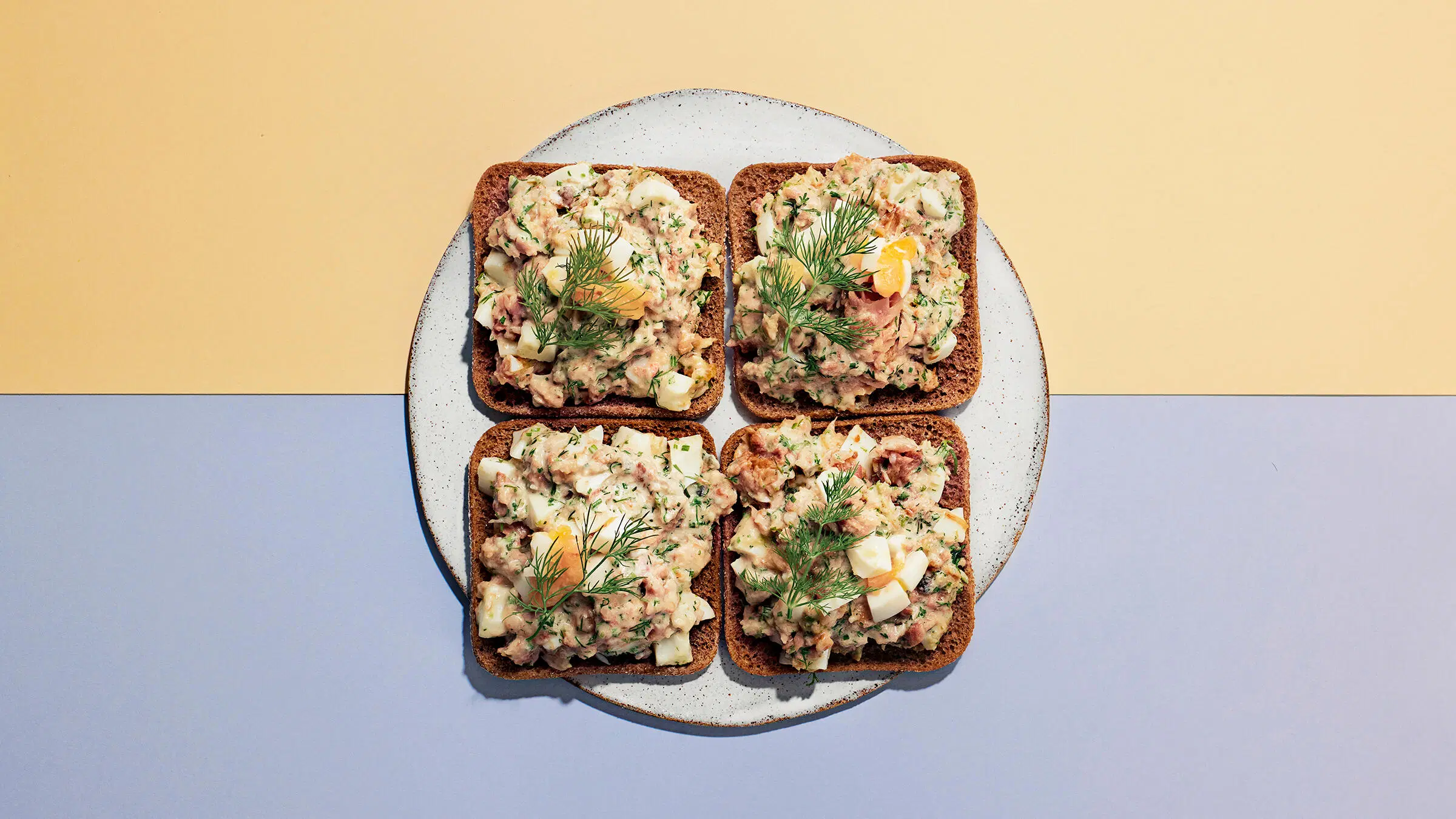 Savukala-munasalaattia leipien päällä.
