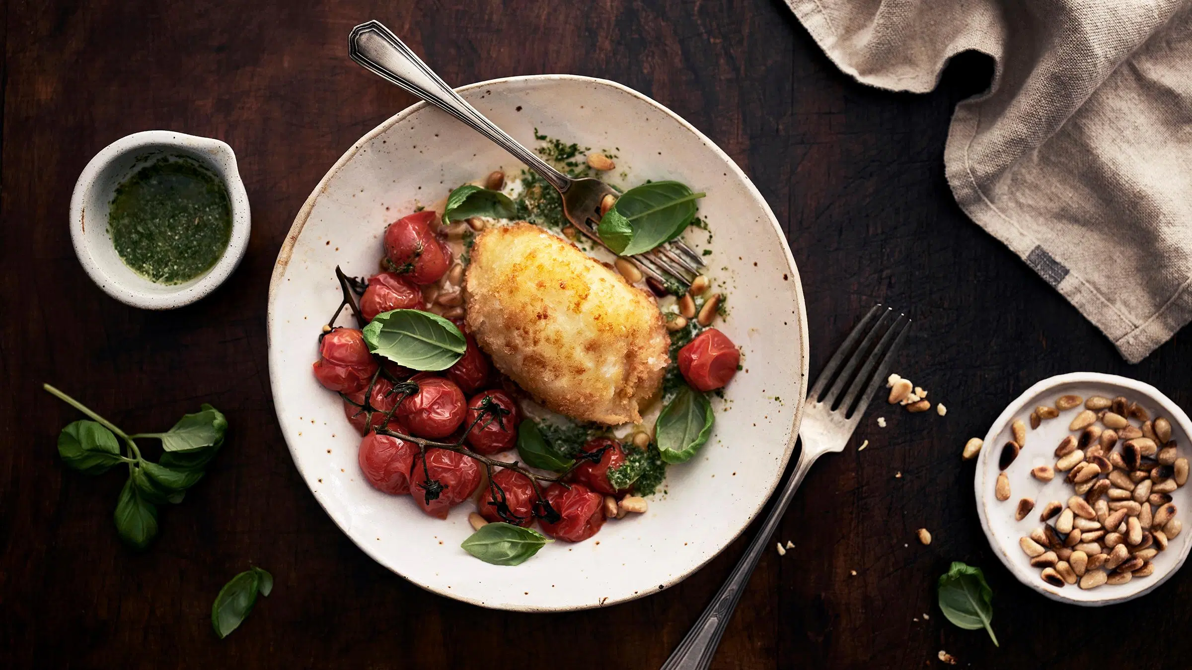 Talvicaprese eli leivitettyä mozzarellaa, paahdetuja tomaatteja, pestoa ja basilikaa