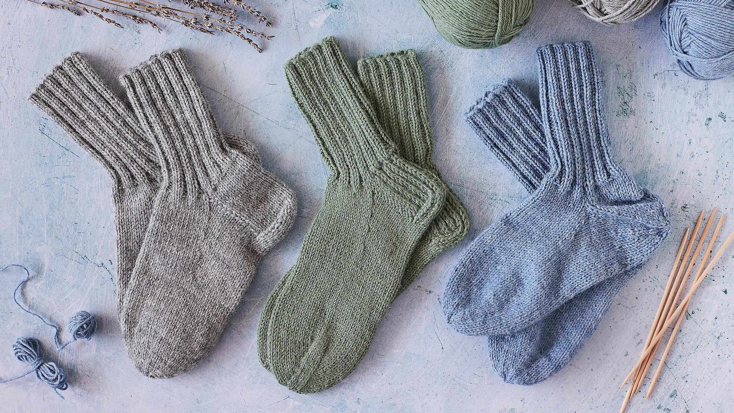 Kolme erilaista villasukkaa