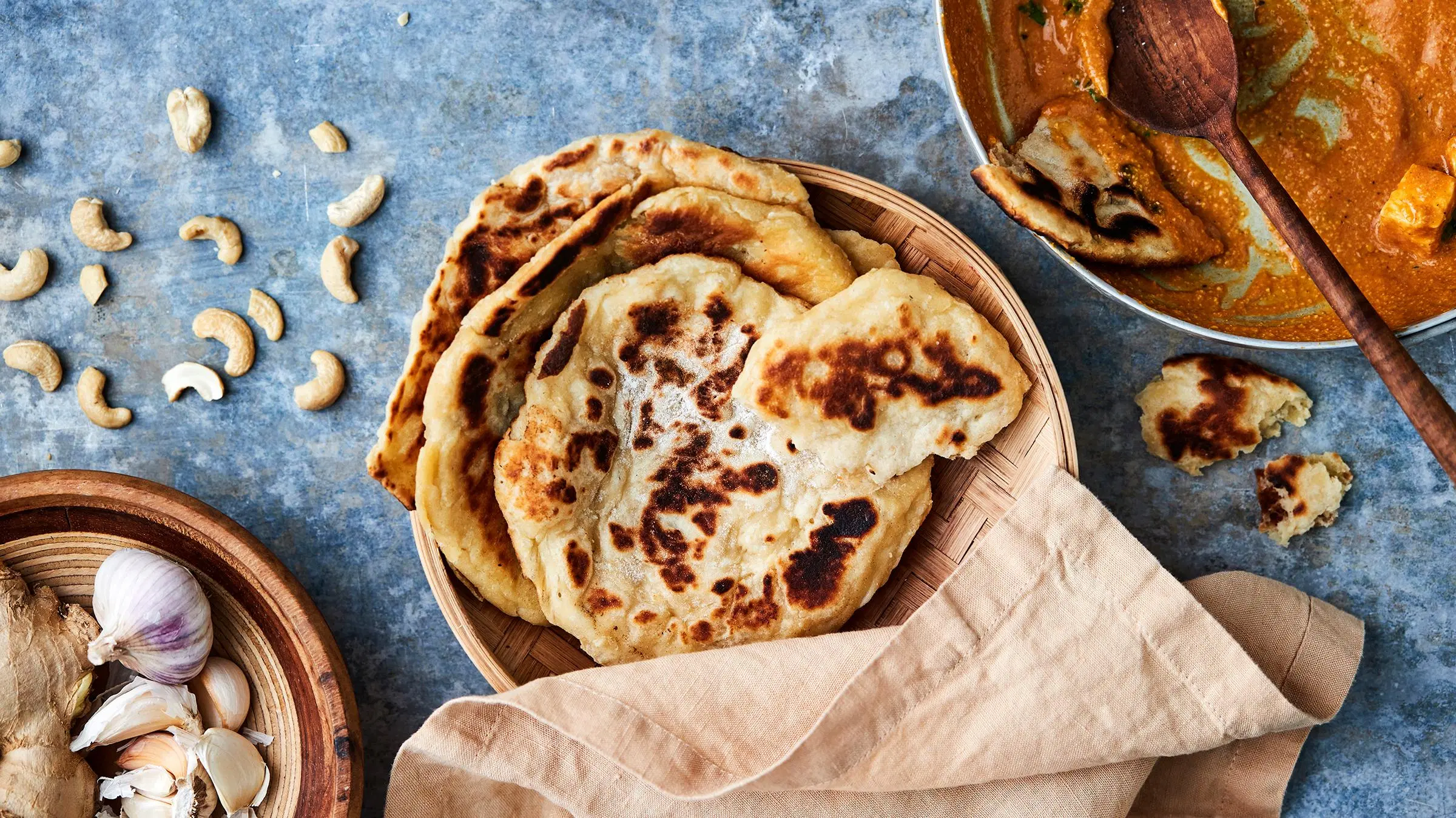 Jogurttipannuleipiä leipäkorissa.