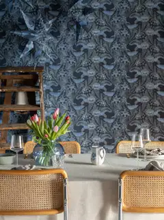 Sandudd Signature kuitutapetti Unelma 5452-7 10,05 x 0,53 m tummansiniset ja vaaleansinisiä kukkia helmiäiskimalluksella, harmaat lehdet - 4