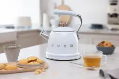 Smeg viheltävä vesipannu pastellinsininen WKF01PB - 9