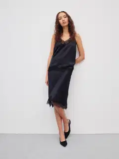 WKLY. Naisten lyhyt satiini hame, pitsisomiste helmassa - BLACK - 4