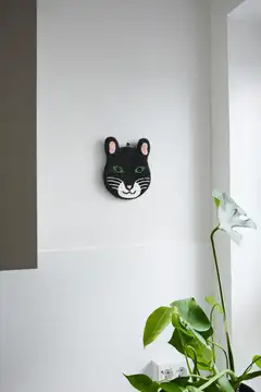 MUM’s SIMBA designkissa- seinäkoriste - 2