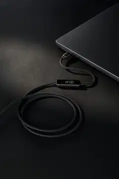 Cellularline Powerview IQ 240W - 120 cm lataus- ja datakaapeli älykkäällä TFT-näytöllä, USB-C - 2