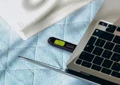 ADATA UC300 USB-muistitikku, 256 GB, musta/vihreä (USB-C 3.2 Gen 1) - 3