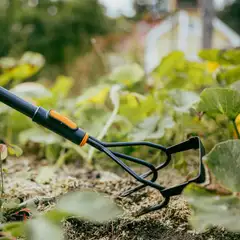 Fiskars OneClick Möyhennyskuokka juuriterällä - 2