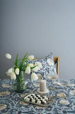William Morris Pöytäliina Pimpernel sininen 145x250cm - 2