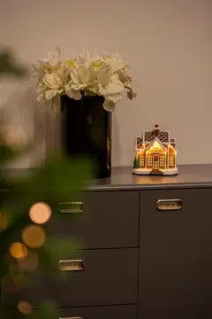 Konstsmide Piparkakkutalo 4208-600, paristokäyttöinen, läm valk. LED, ajastin, sisäkäyttöön - 4