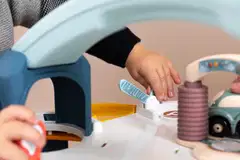 Little Smoby Iso autotalli, kolmikerroksinen autohalli pienten autoleikkeihin - 6