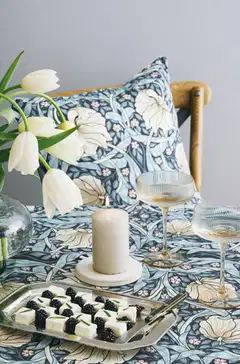 William Morris Pöytäliina Pimpernel sininen 145x250cm - 2