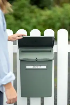 Orthex muovinen postilaatikko välikannella - 2