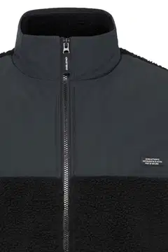 Blend, miesten fleece-liivi pystykauluksella. Liivissä on kevyt verkkovuori, käytännölliset sivutaskut. Mukava ja monikäyttöinen liivi arkeen, ulkoiluun tai kerrospukeutumiseen. - Black - 3