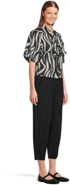 WKLY. Naisten kusosillinen pusero, rusetti ja pussihiha yksityiskohdat - Printet - 4