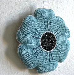 MUM’s LEINIKKI vaaleansininen designkukka-seinäkoriste - 4