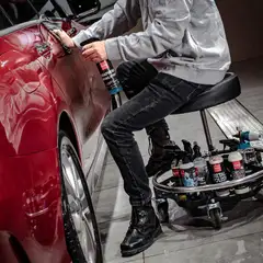 Maxshine 702314 Premium  Detailing jakkara – säädettävä työtuoli 45–65 cm, punainen pehmustettu istuin, 4” teollisuuspyörät, 180 kg kantavuus, lisävarusteena työkalutarjotin - 2