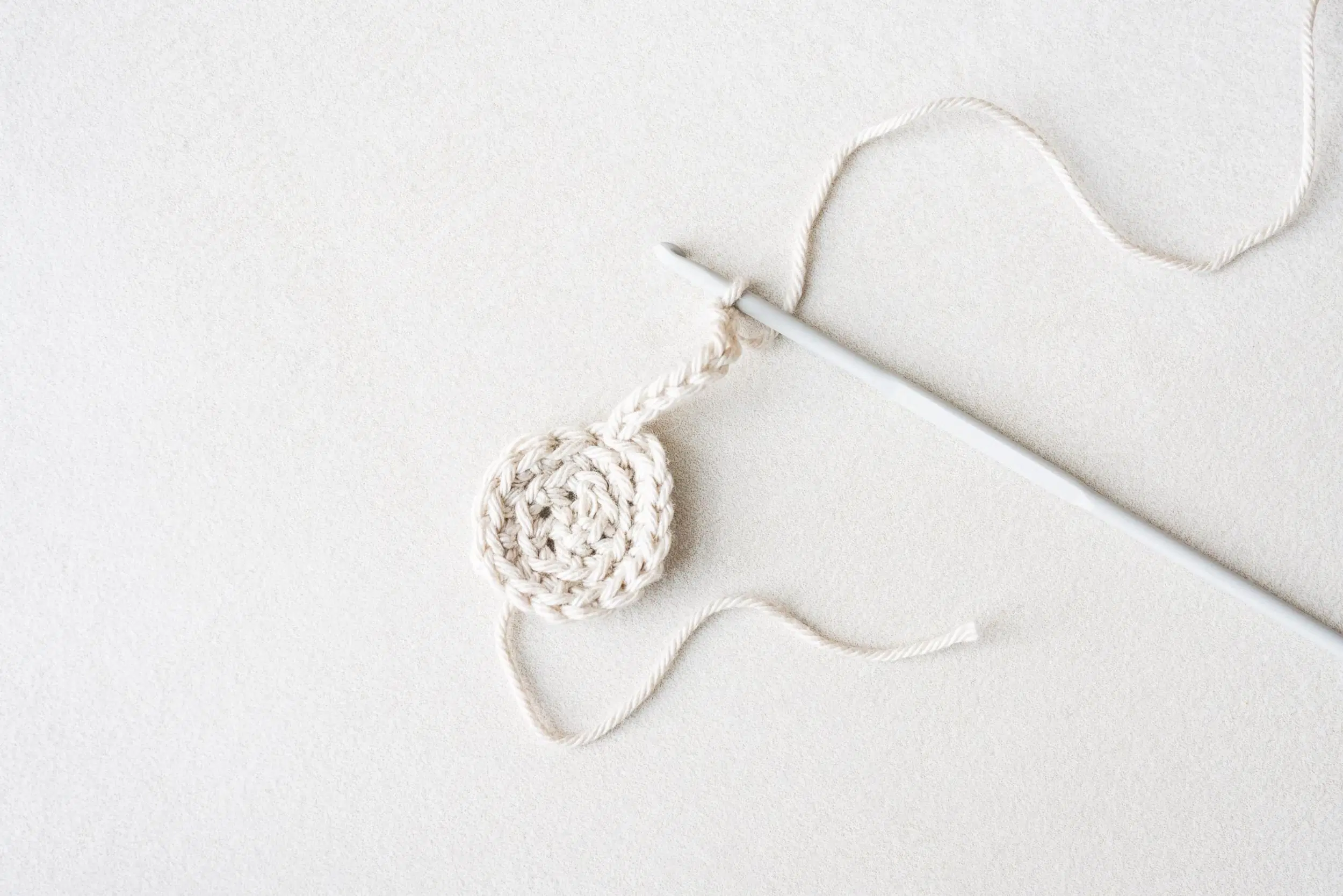 Vaihekuva sipulipussin virkkauksesta.