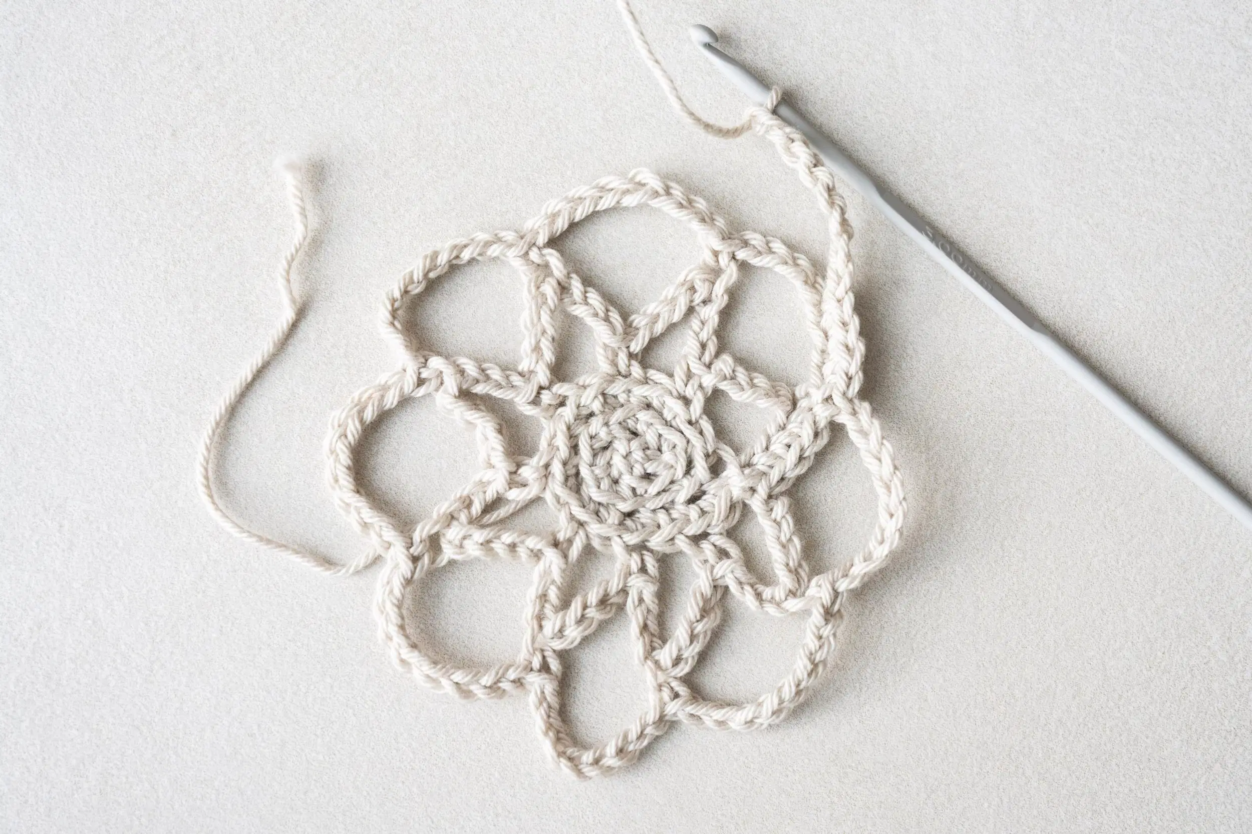 Vaihekuva sipulipussin virkkauksesta.