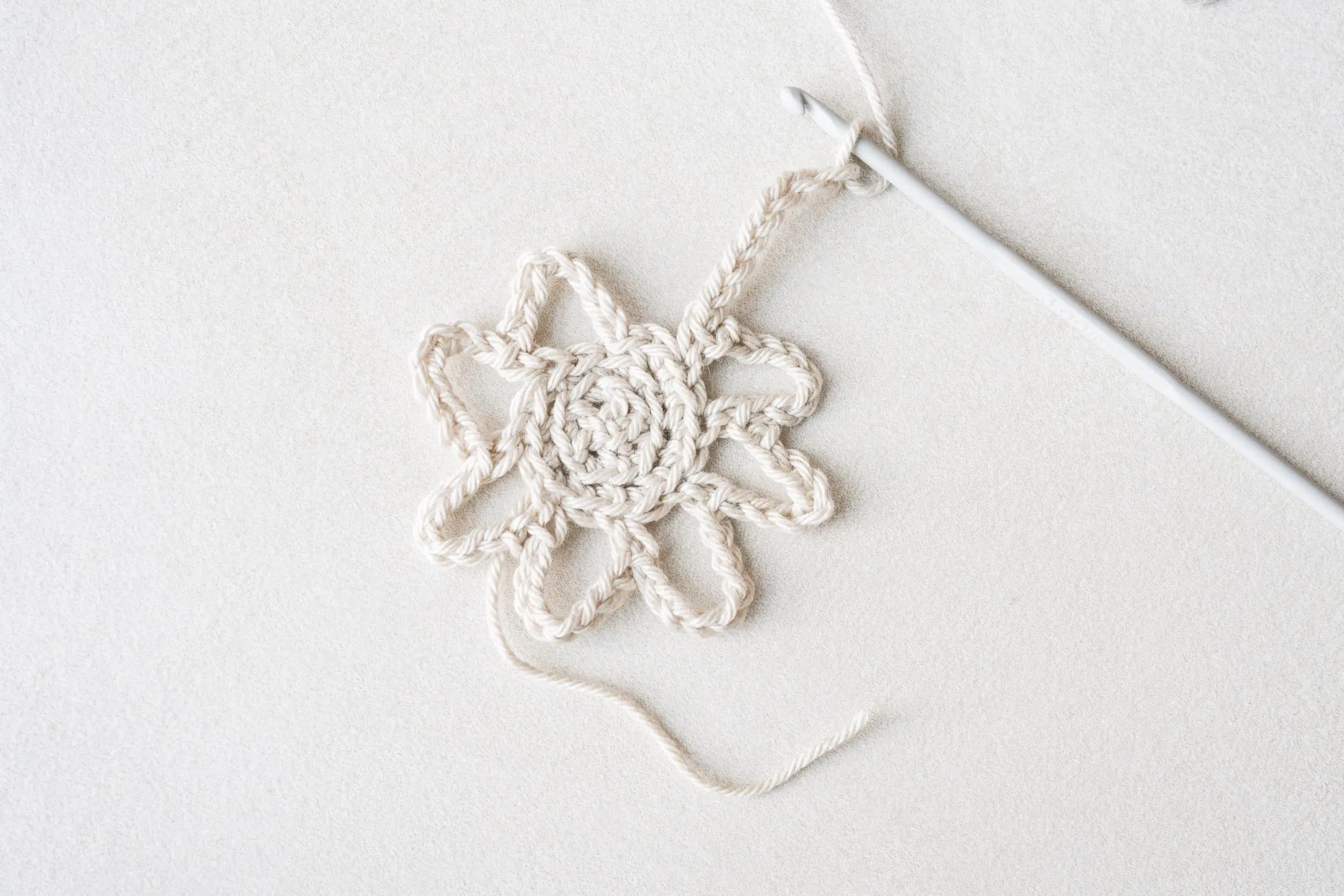 Vaihekuva sipulipussin virkkauksesta.