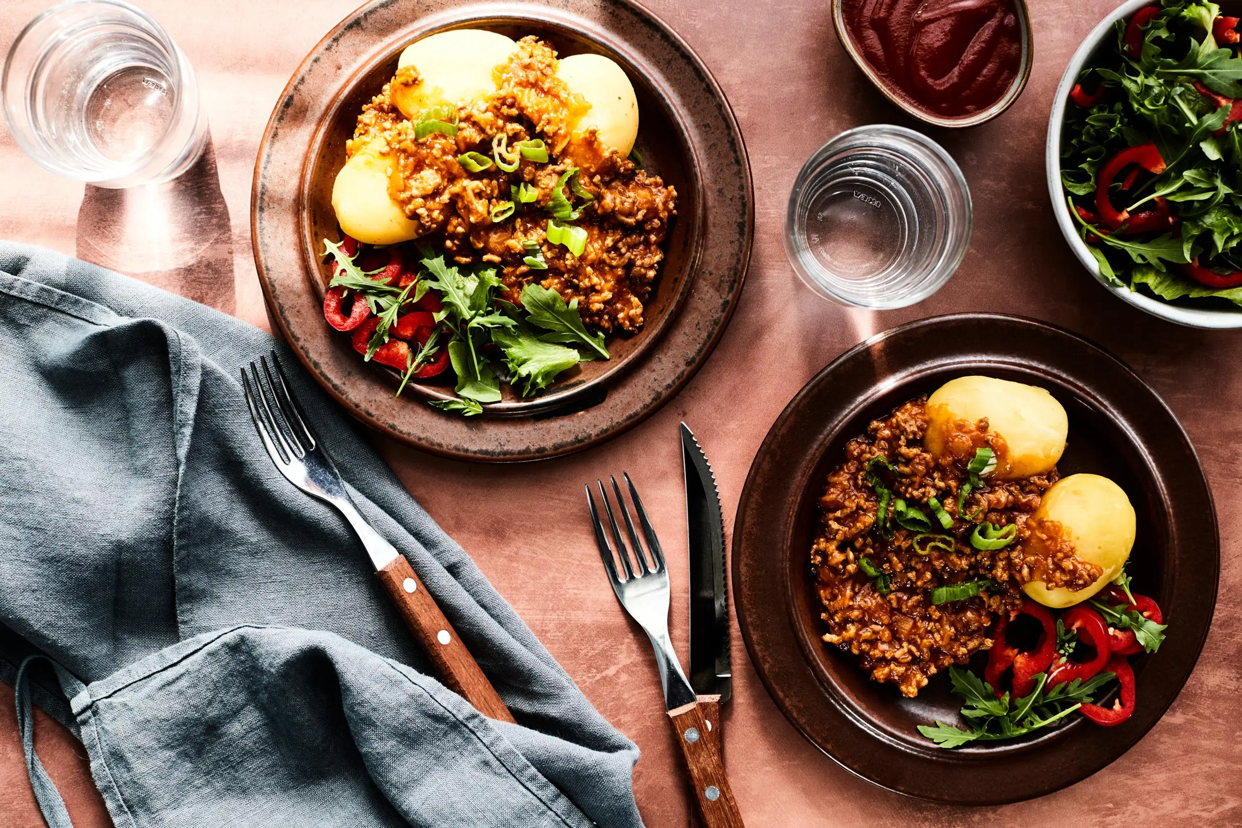 Jauhelihakastike ja keitetyt perunat