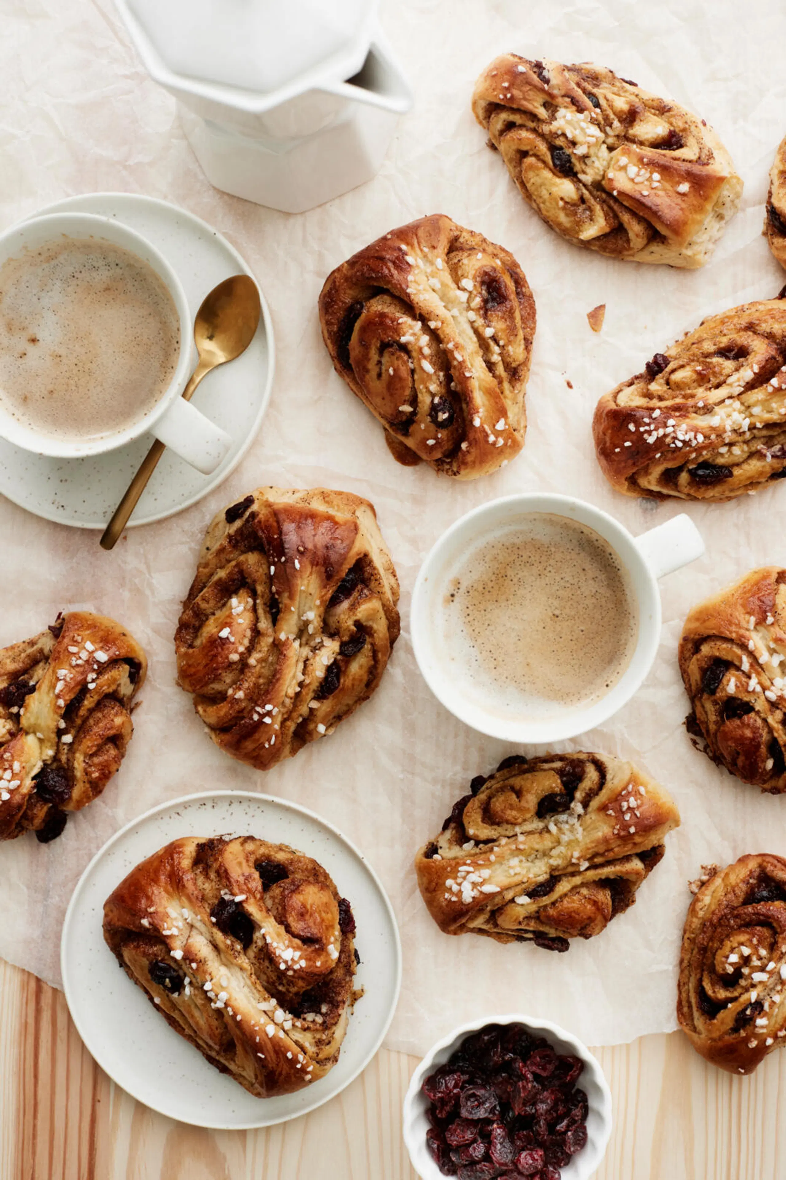 Karpalokorvapuustit ja maitokahvia