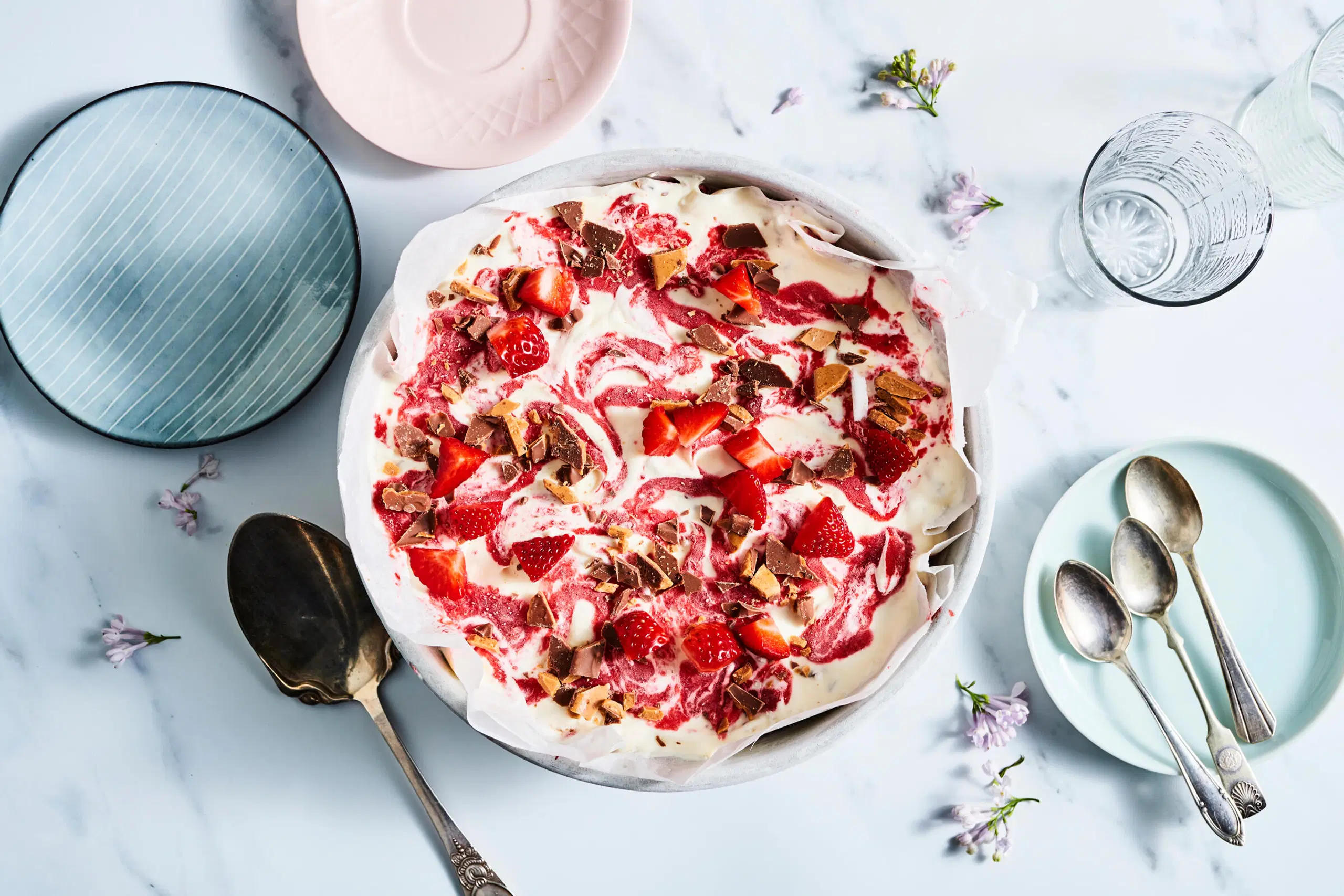 Mansikka-Daim-jäätelökakku