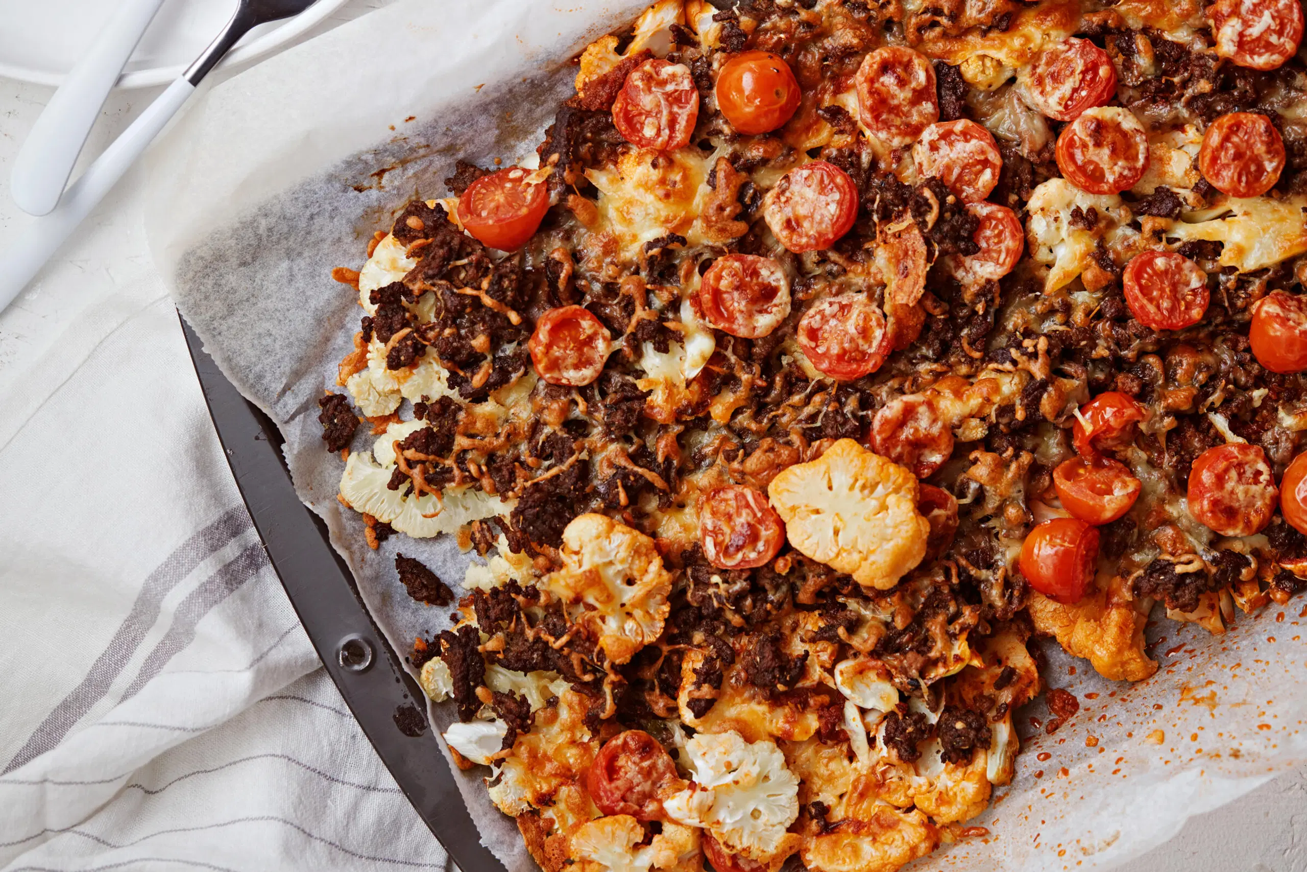 Pizzamaustettu jauheliha-kukkakaalipelti