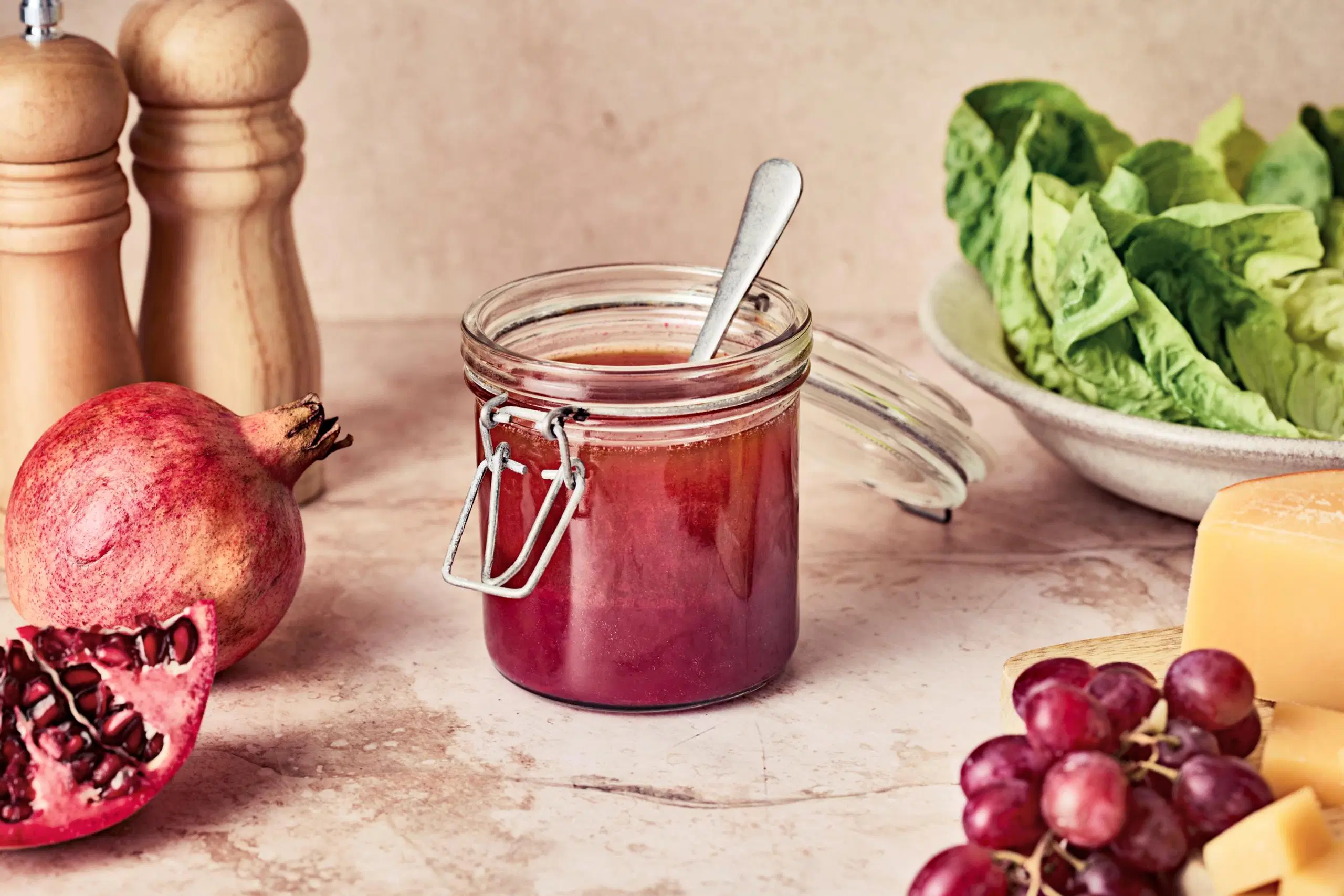 Granaattiomenavinegrettiä purkissa