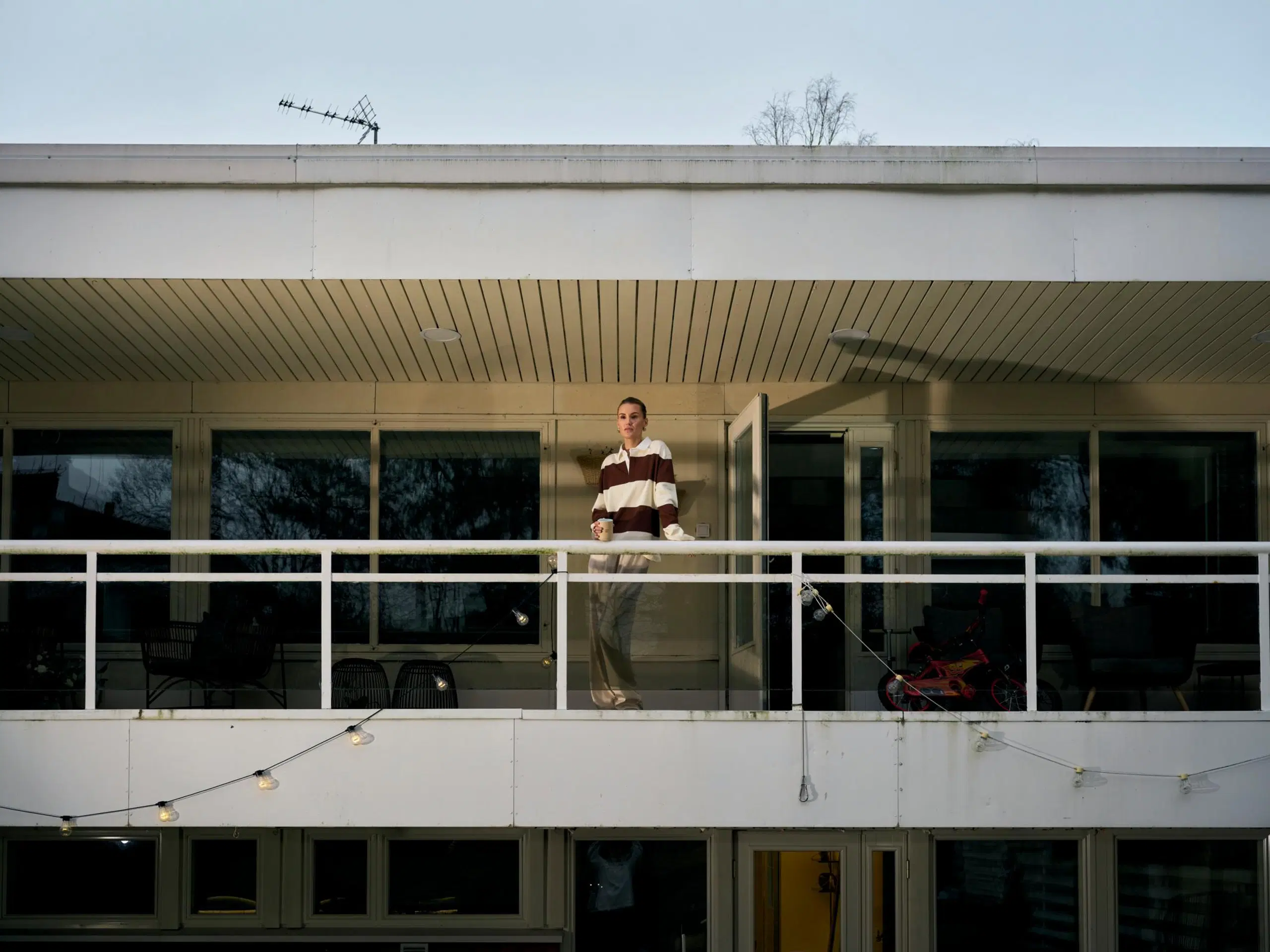 Beata Leppilampi kotinsa parvekkeella