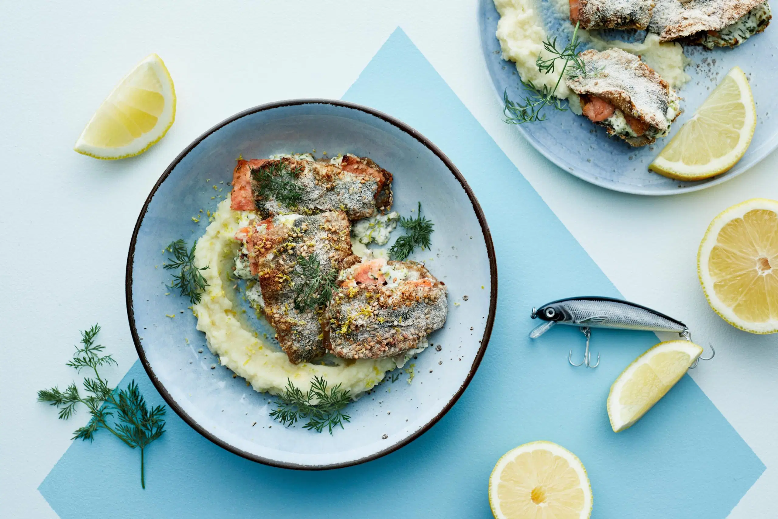 Kylmäsavulohella täytetyt silakkapihvit ja perunamuusia