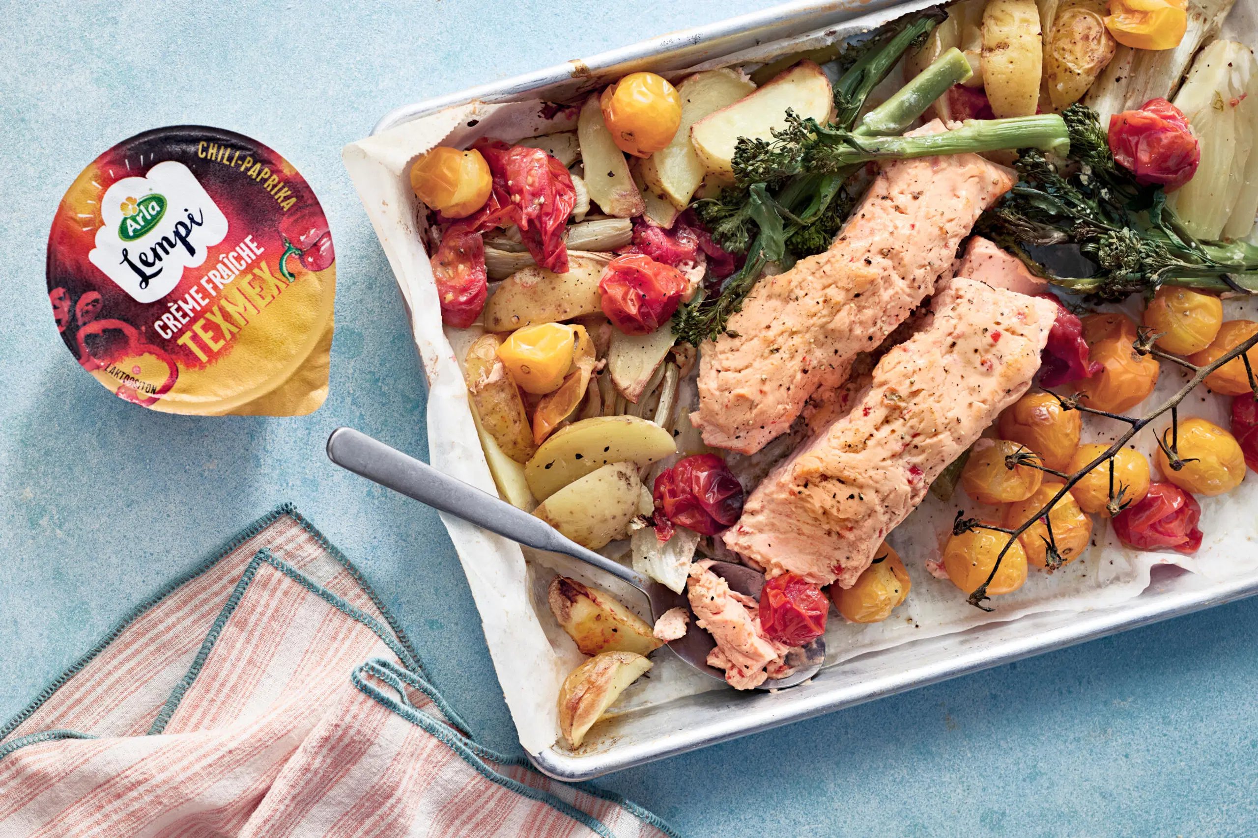 Maukas lohipelti, jonka vieressä purkki Arla Lempi TexMex chili-paprika creme fraichea