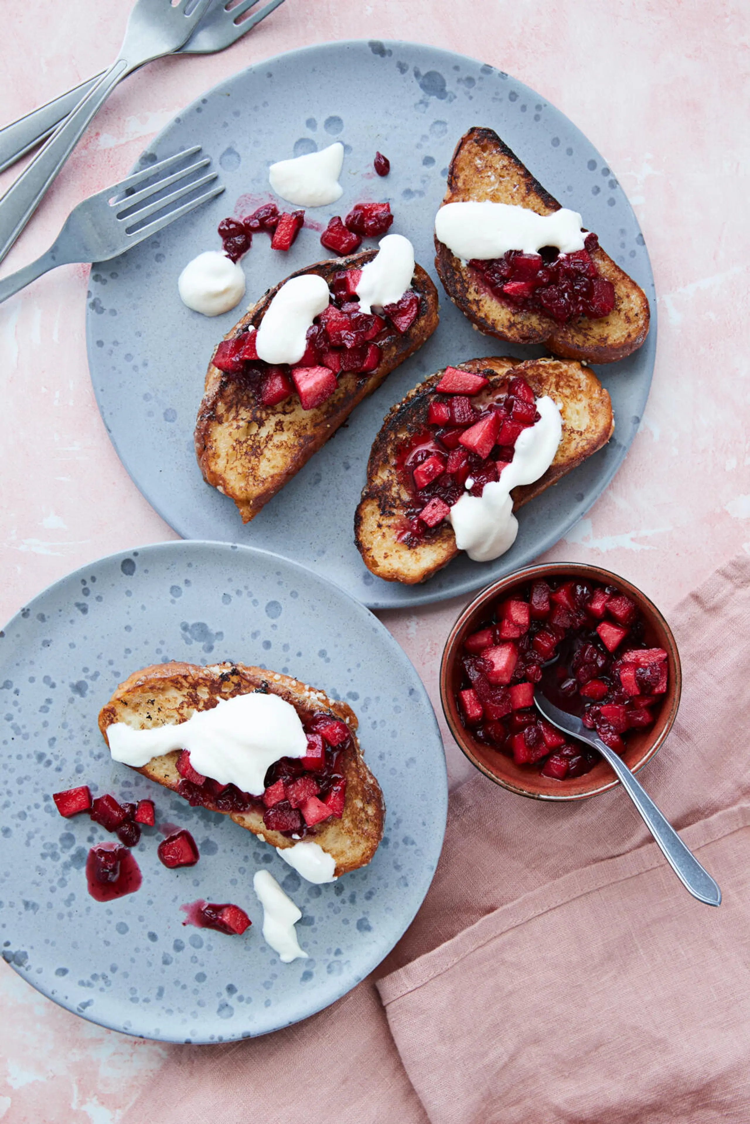 Puolukka-omenaritarit sinisillä lautasilla