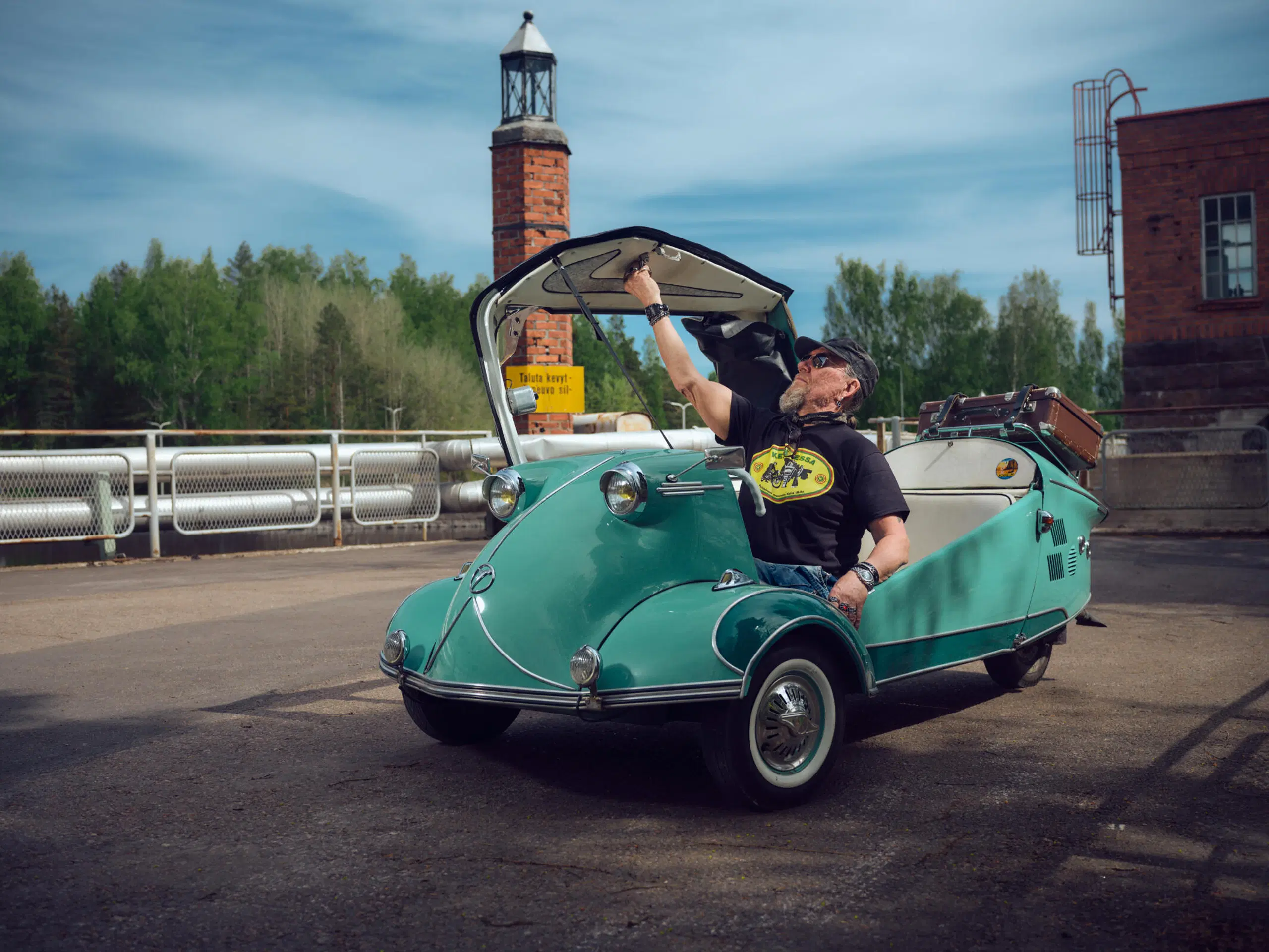 Seppo Sjögren avaa autonsa sivuoven nostamalla sen ylitseen.