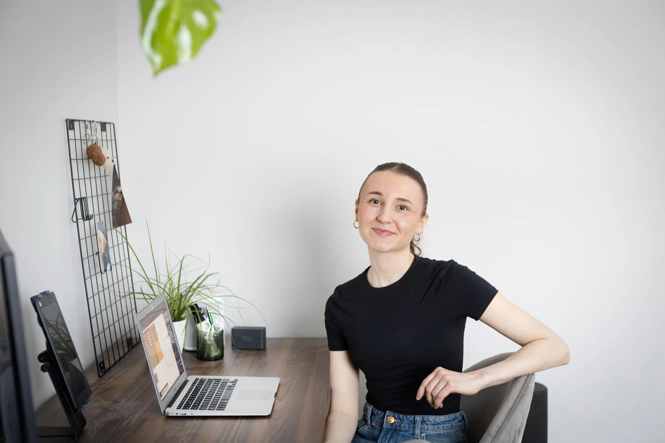 Ina Mattila istuu pöydän ääressä, edessä tietokone.