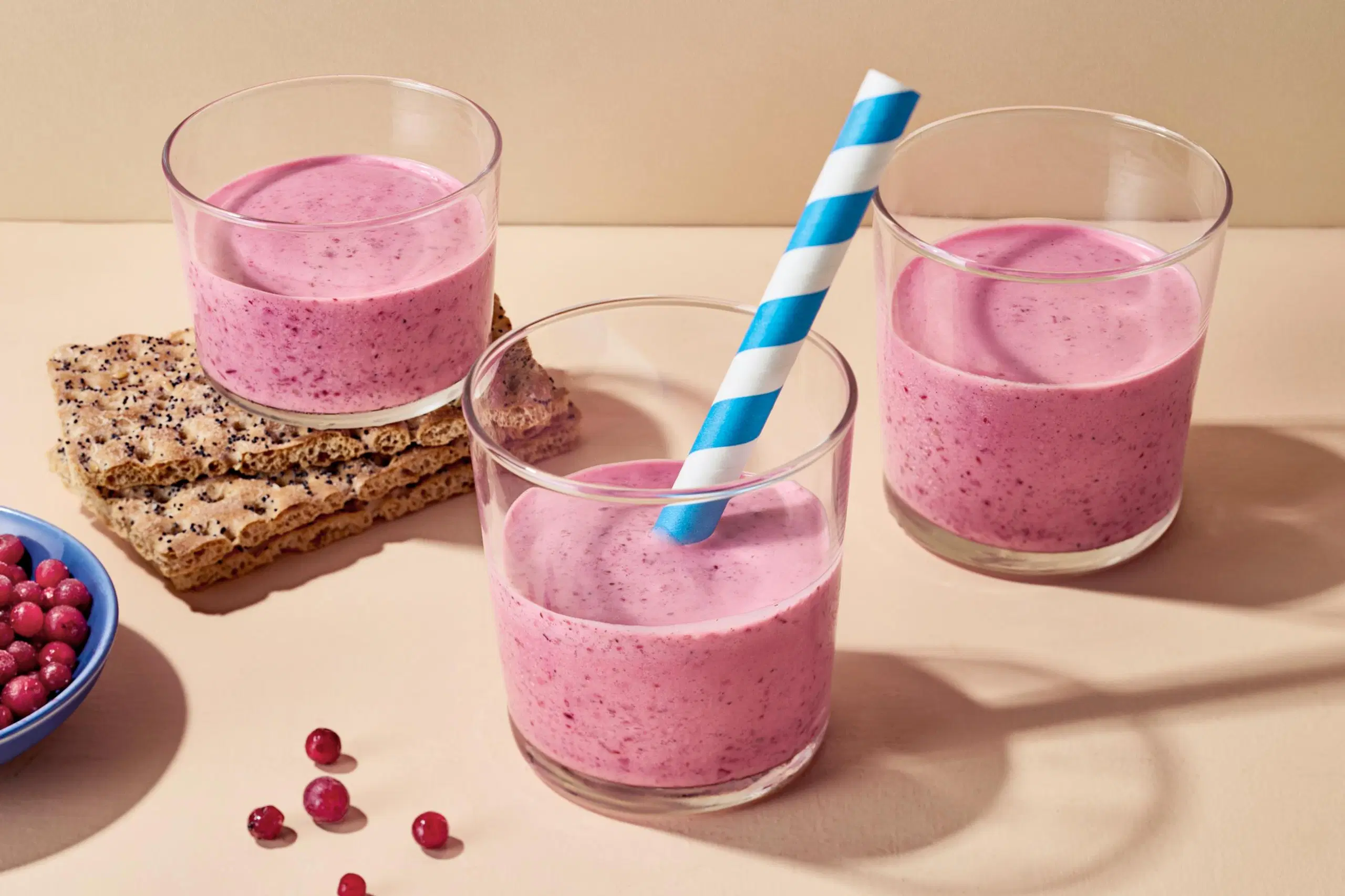 Puolukkasmoothieta laseissa.