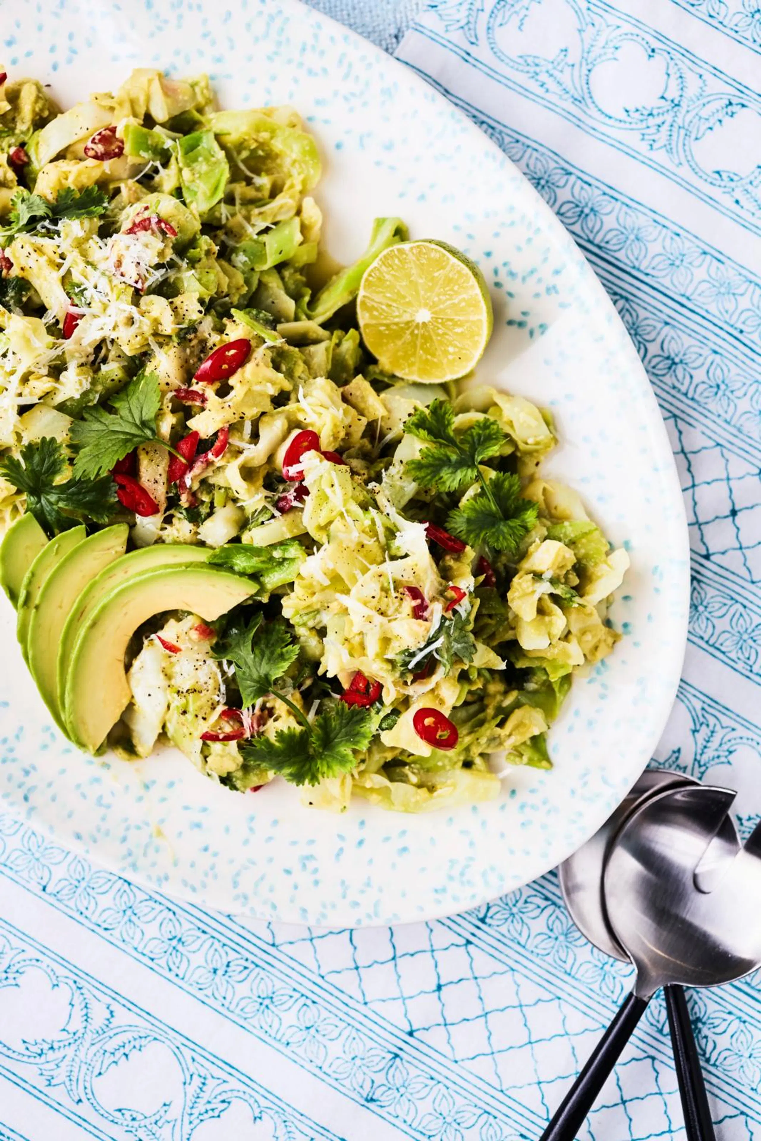 Varhaiskaalia avokadopastan tapaan