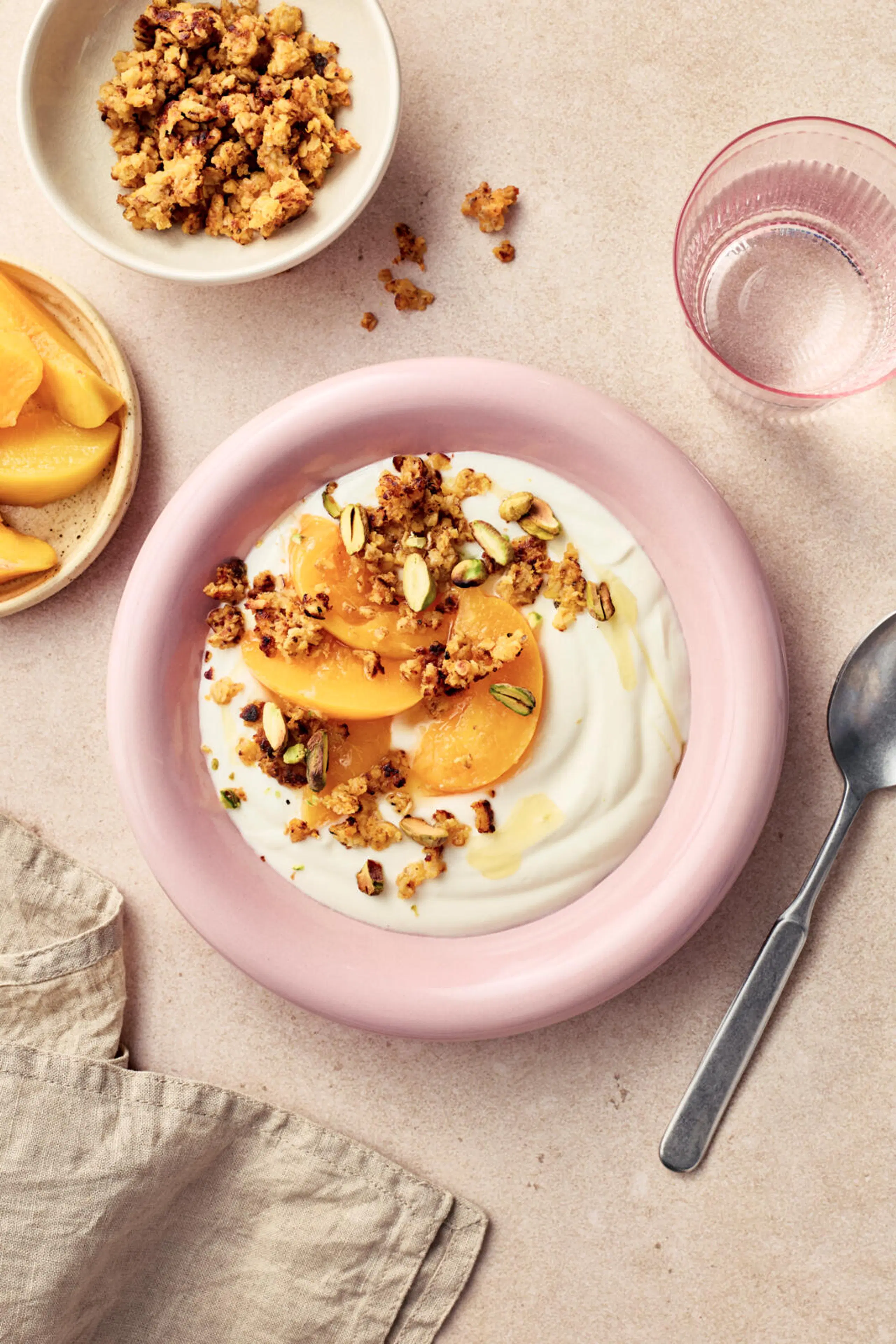 Jogurttiannos persikkalohkoilla ja pannupuurolla.