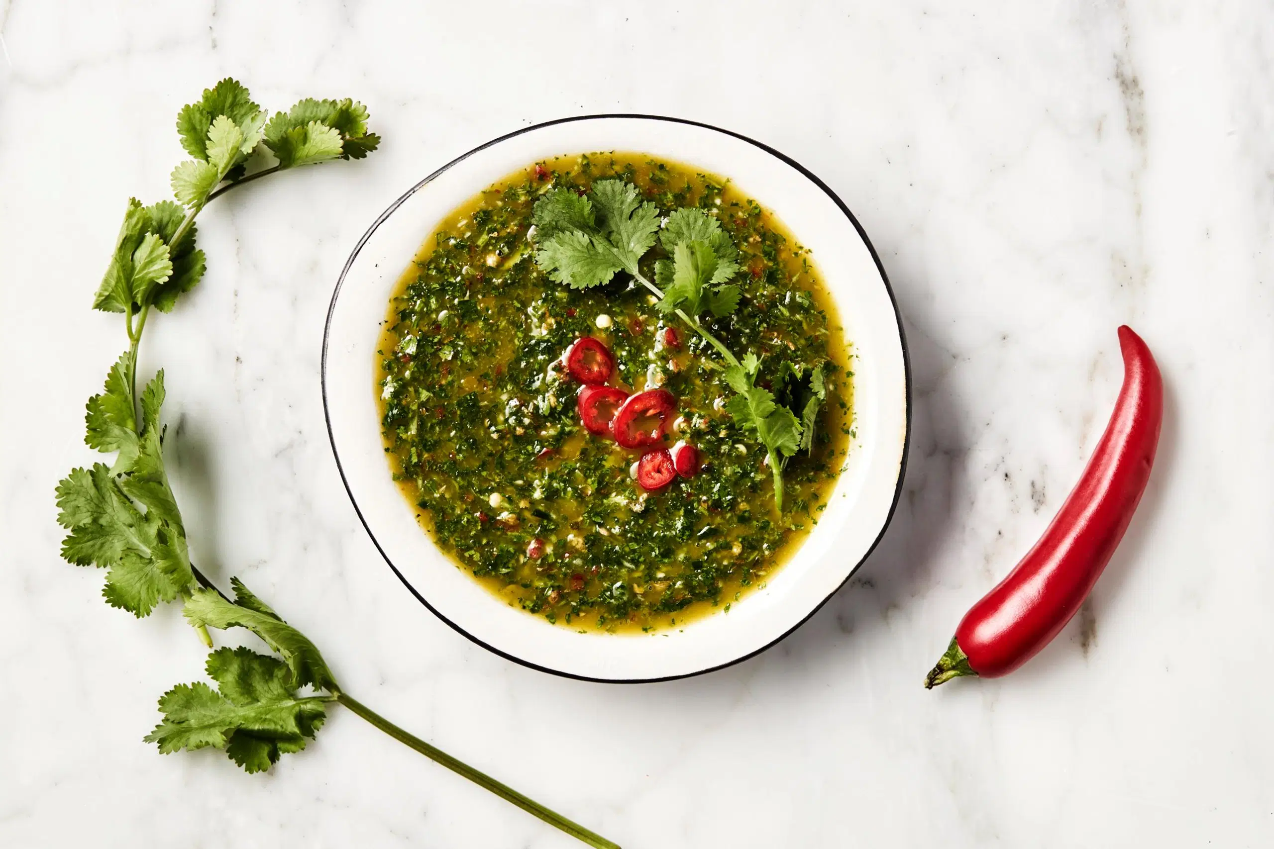 Chimicurri-kastiketta pienessä kulhossa.