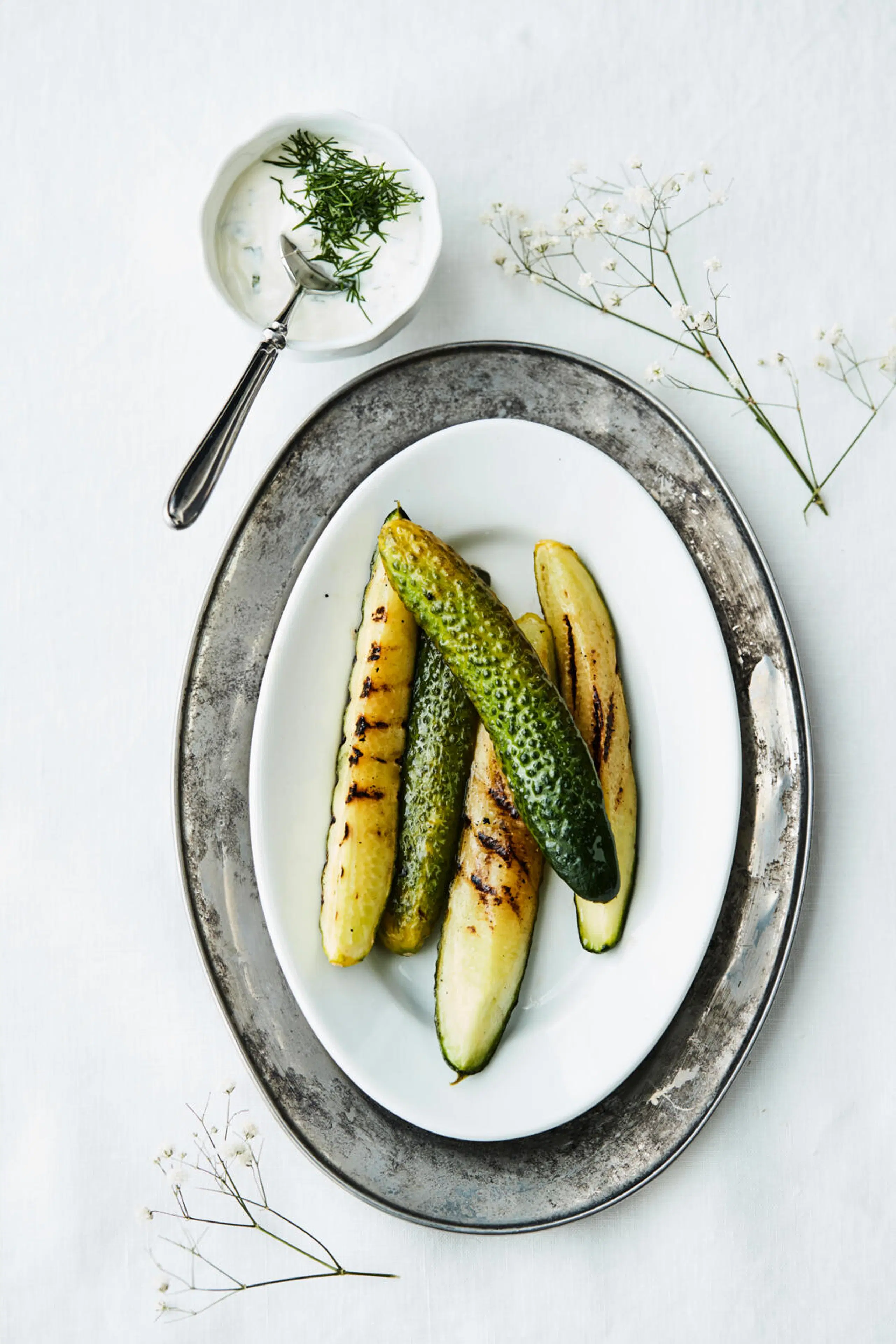 Grillatut avomaankurkut ja piparjuurikastike
