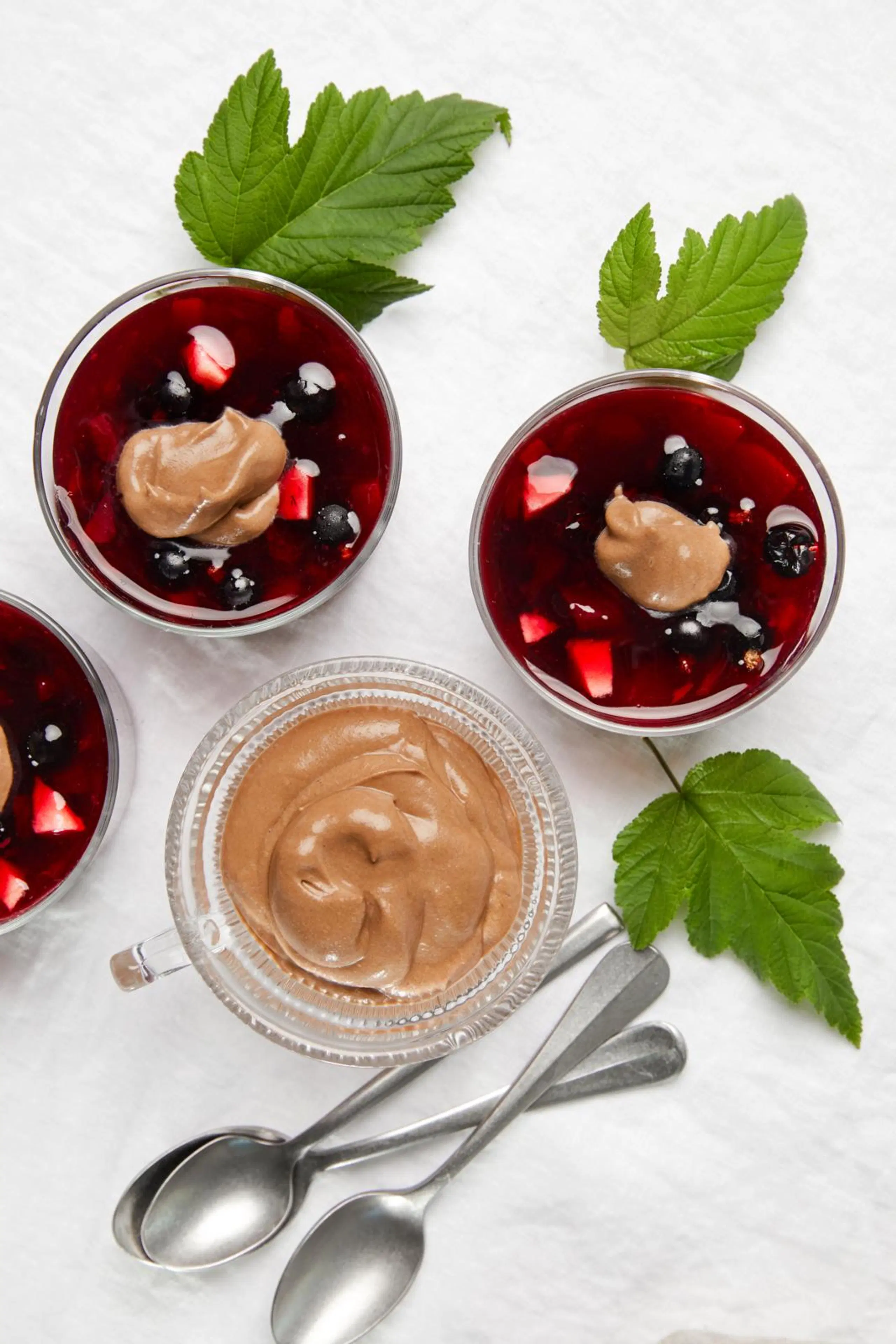 Mustaherukka-päärynäkiisseli ja suklaakermavaahto