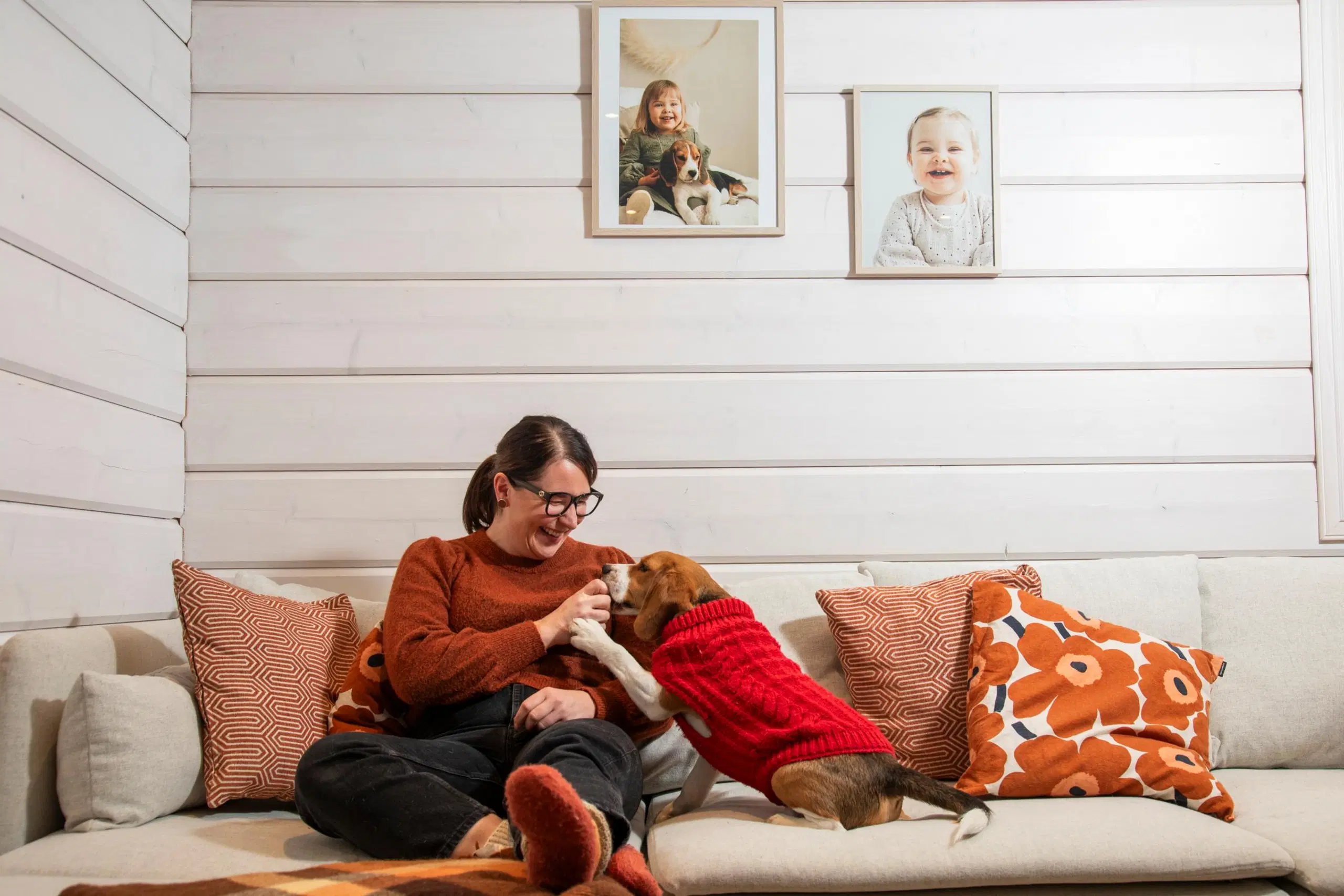 Maria Mänttäri koiransa kanssa