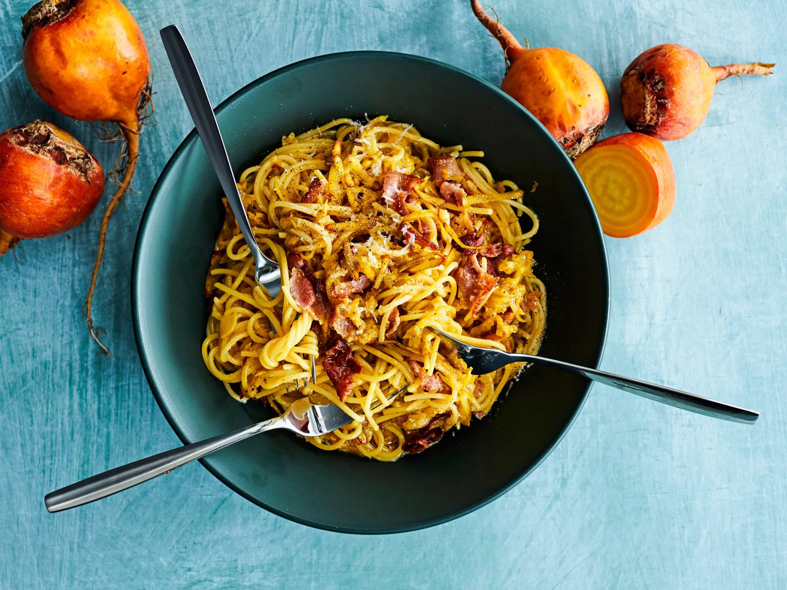 Keltajuuri-pekonicarbonara