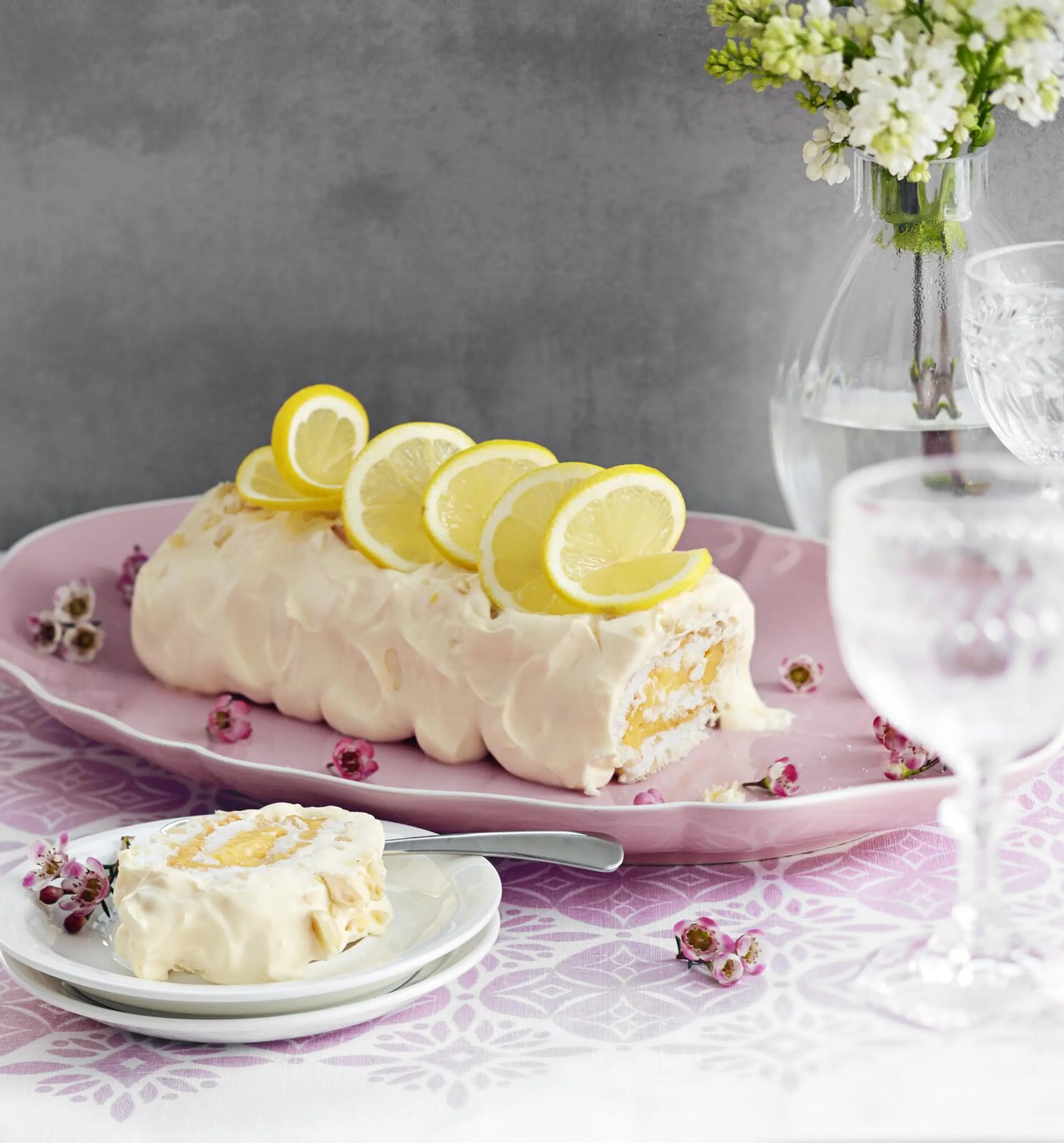 Marenki-sitruunarulla vaaleanpunaisella tarjoiluastialla