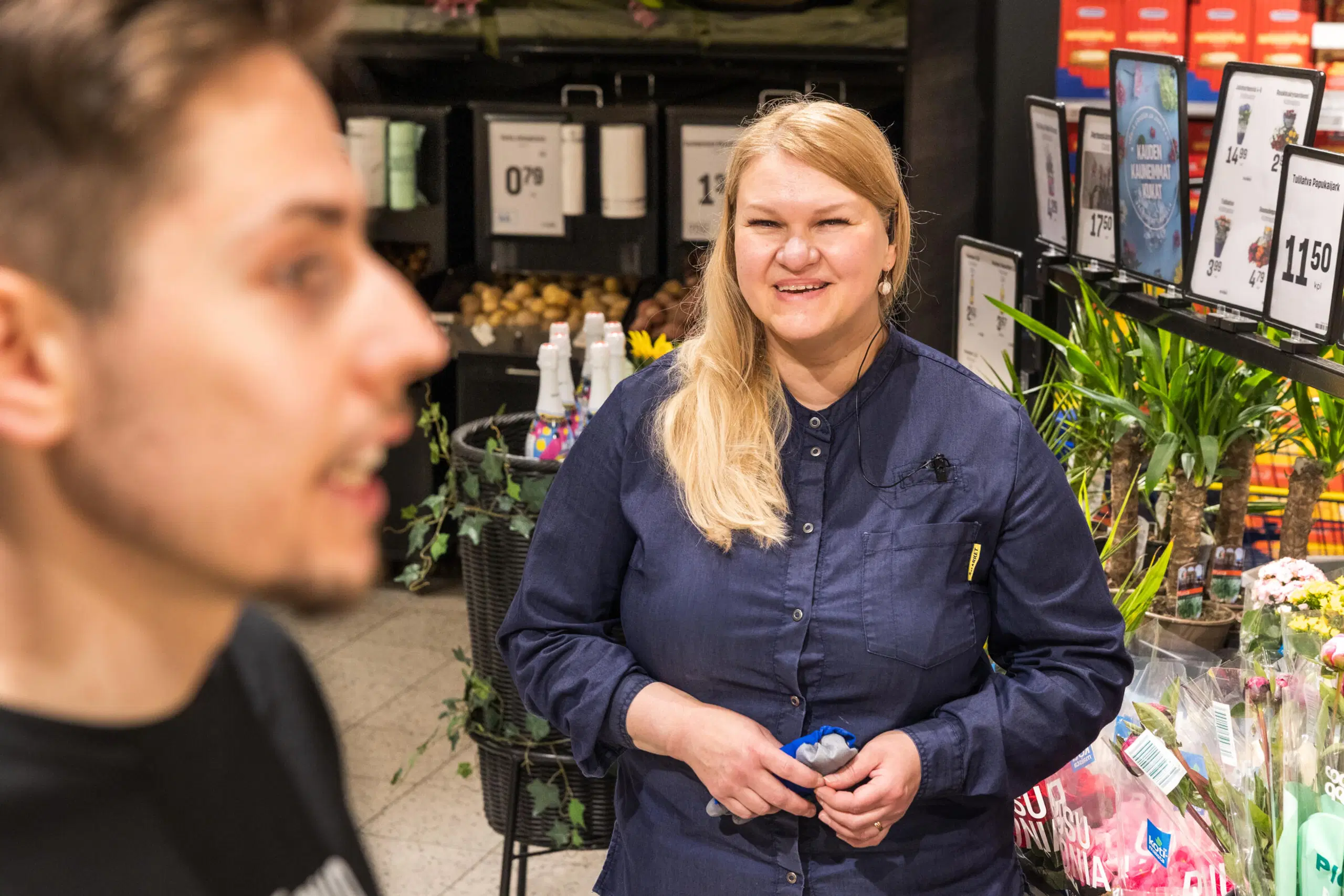 Myymäläpäällikkö Anne Issakainen juttelee työntekijä Julius Spaakin kanssa.